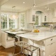 آشپزخانه لاکچری به سبک ساحلی با رنگ کرم سفید