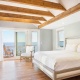 طراحی ساحلی ساده اتاق خواب با کف پوش چوبی مقاوم